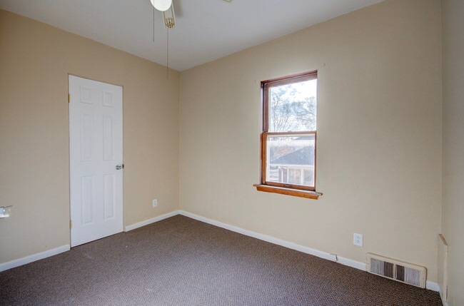 Building Photo - 400 Moran St