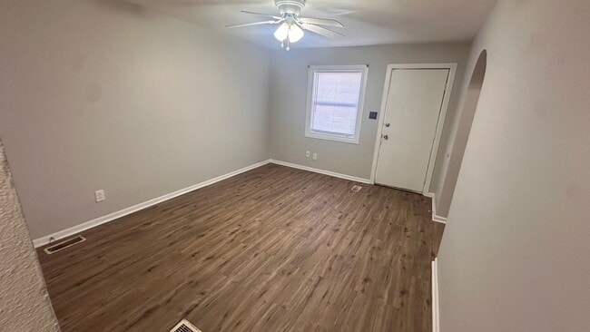 Building Photo - $550 - 1 bed 1 bath Duplex