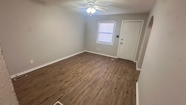 Building Photo - $575 - 1 bed 1 bath Duplex