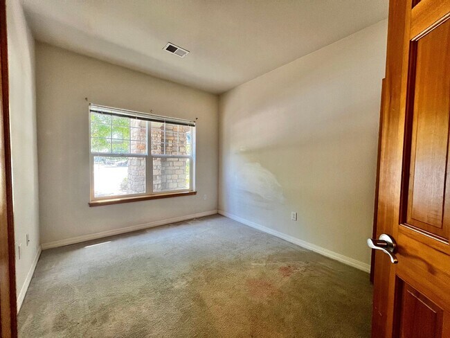 Building Photo - 5220 Boardwalk Dr