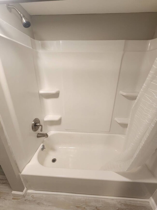 Building Photo - Charming 2-Bedroom Property in Prime Location