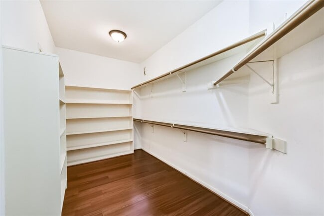 Building Photo - 2427 Shelby Park Dr