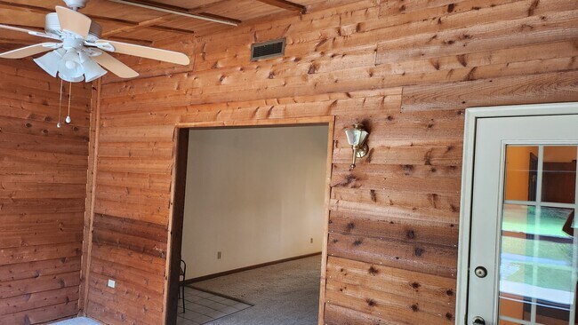 Building Photo - 35097 Whispering Oaks Blvd