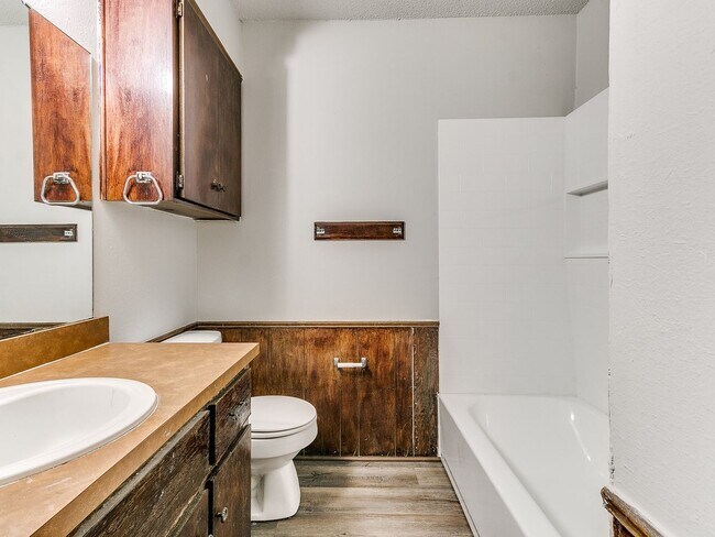 Building Photo - Charming West Norman Duplex