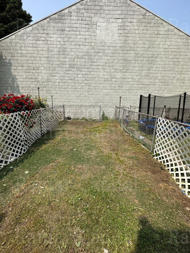 Building Photo - Spacious 3BR Row House with 1.5 bathroom, ...