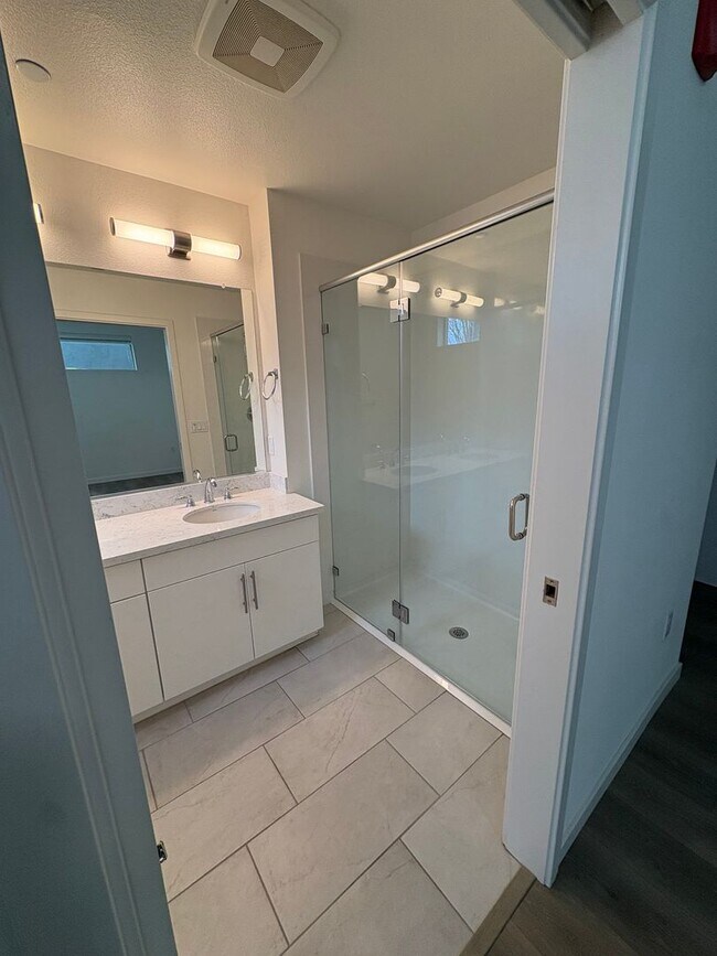 Building Photo - Modern 2bed/2bath Single Story Condo in the MIll