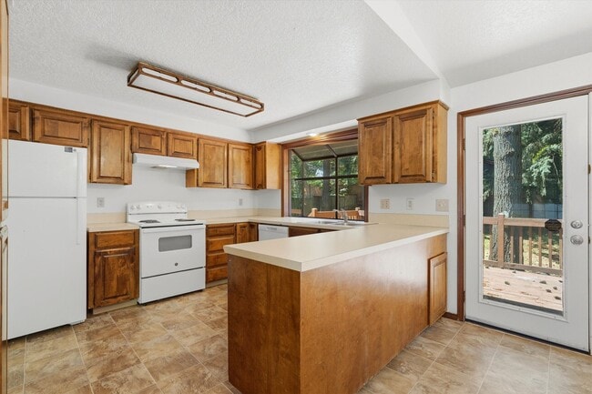 Building Photo - Sweet and spacious home in Beaverton with a garage and large fenced yard available now!