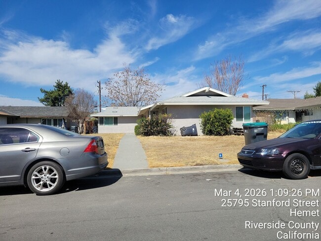 Building Photo - 2 Bedroom/ 2 bathroom condo (Front Unit)