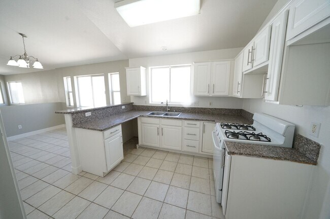 Building Photo - SHOWINGS AVAILABLE NOW