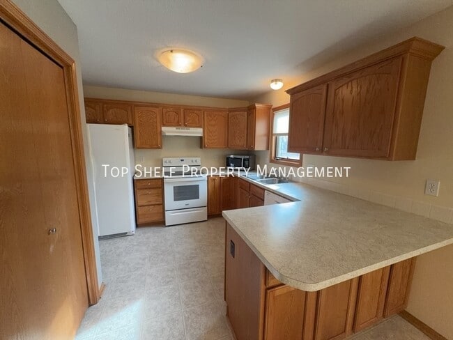 Building Photo - 4404 SW Elm Ct