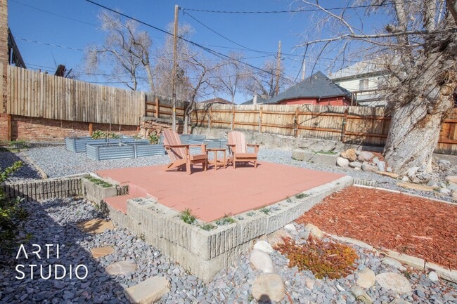 Building Photo - 4 Bed 2 Bath Salt Lake Home For Rent!