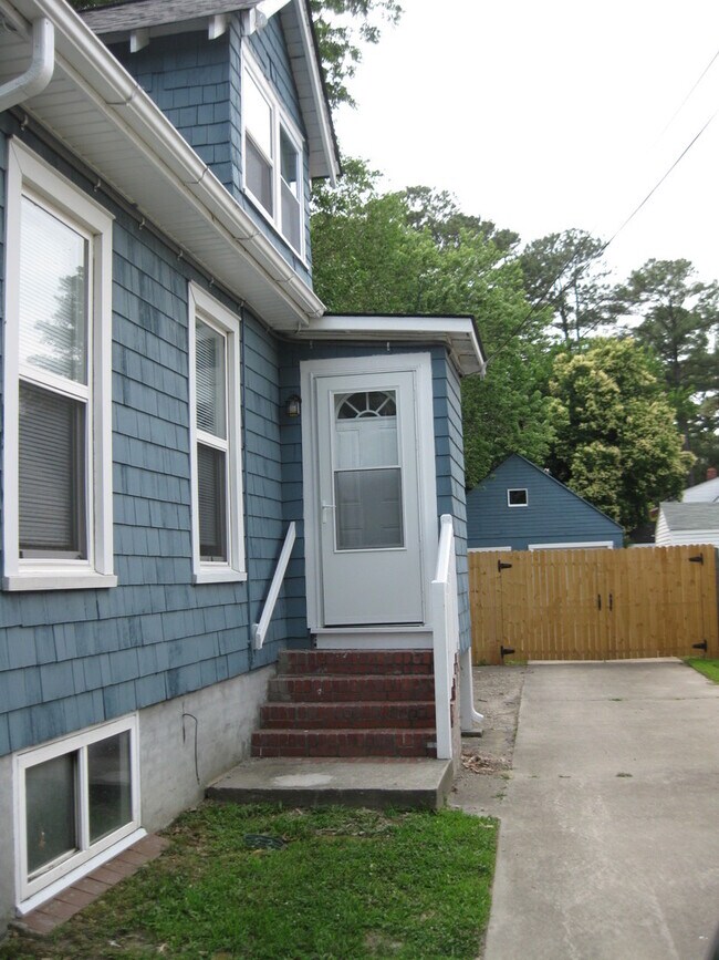 Building Photo - 9537 Grove Ave