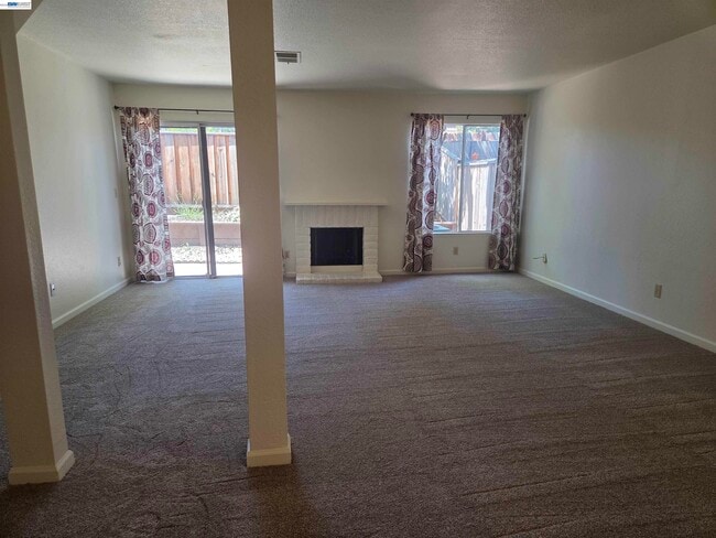 Building Photo - 7596 Silvertree Ln