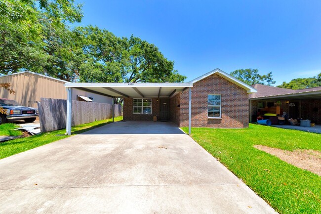 Building Photo - 3 Bedroom 2 bath home for lease