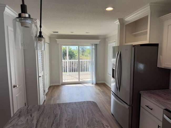 Building Photo - 388 Sunshine Dr