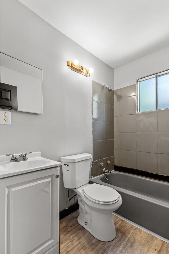 Building Photo - Charming 3-Bedroom Home with Fenced Yard a...