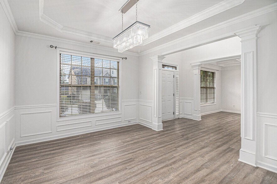 Building Photo - 726 Ivy Chase Loop