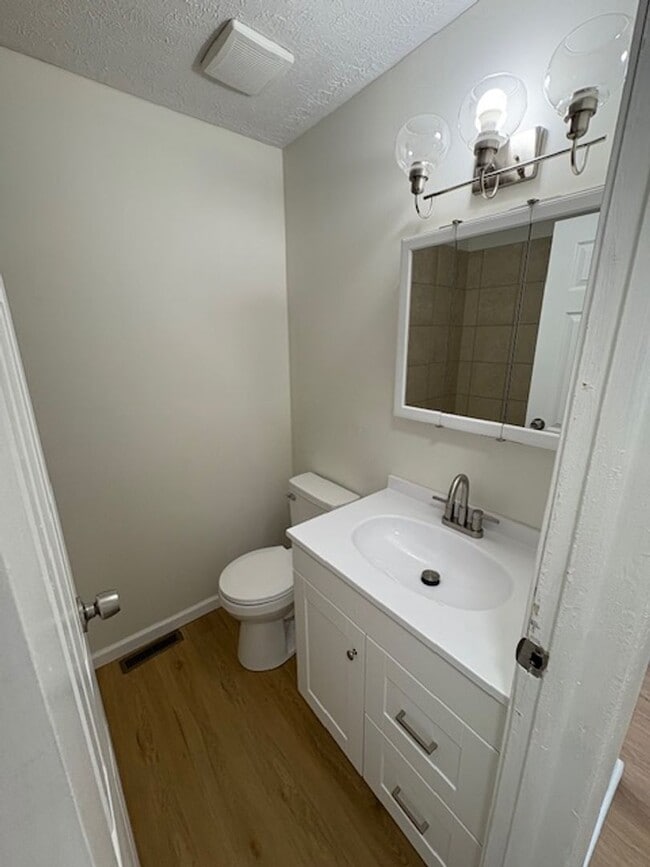 Building Photo - Newly Renovated 5 Bedroom in South Linden/...