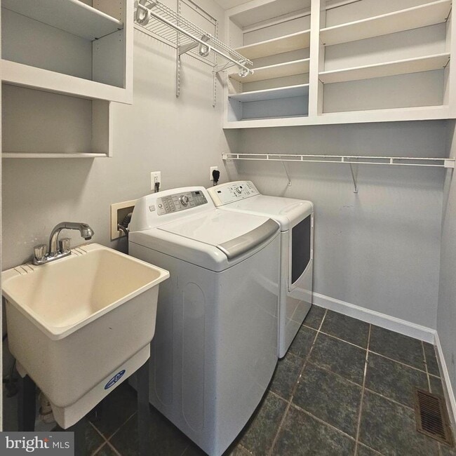 Building Photo - 5267 Tractor Ln