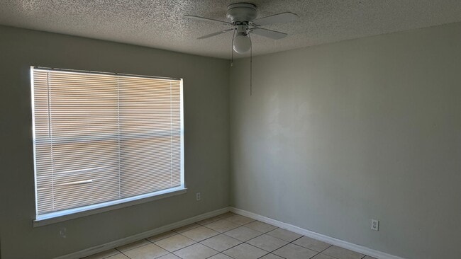 Building Photo - Two bedroom one bathroom, one car garage