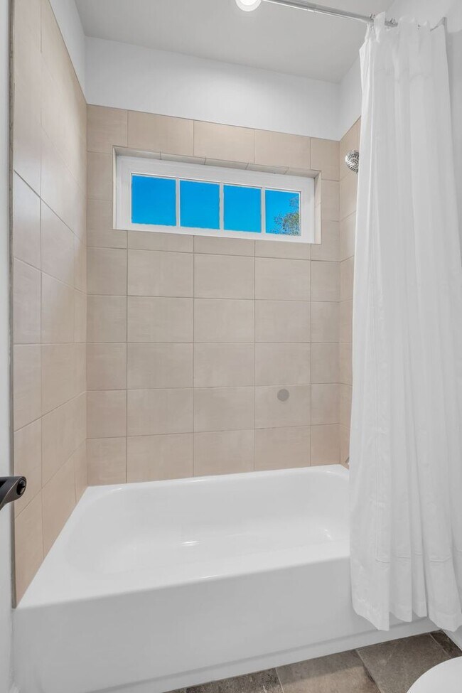 Building Photo - Stunning 5BE/4.5BA in the heart of Green H...