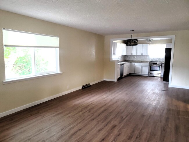 Building Photo - 305 E Baca St