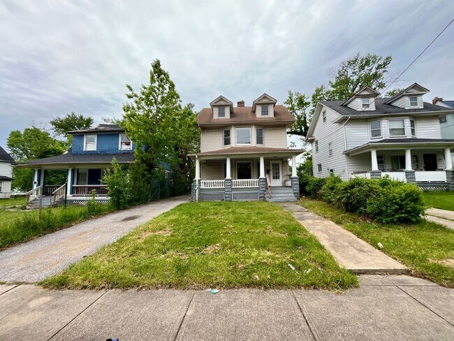 Building Photo - Three bedroom one bathroom single family home for rent MOVE IN SPECIAL - HALF OFF FIRST MONTHS RENT