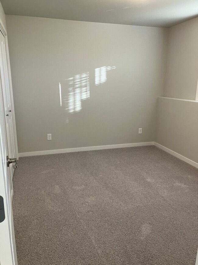 Building Photo - 3 Bed 3 Bath Twin Home