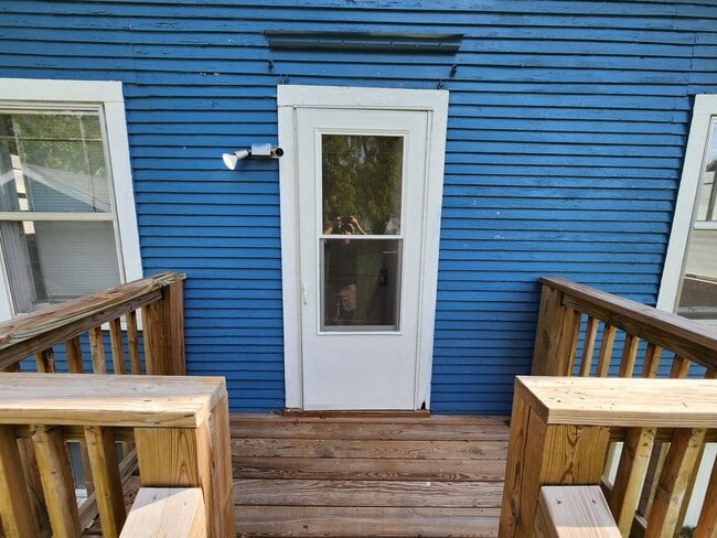 Building Photo - !! Spacious 2-Bedroom, 1-Bathroom Home AVA...