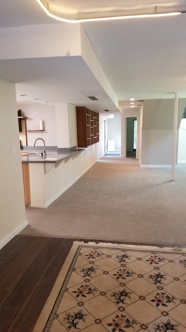 Building Photo - 4015 Oakwood Dr