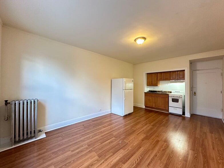 Building Photo - 3335 W Diversey Ave
