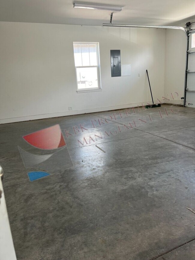 Building Photo - 637 Country Club Cir