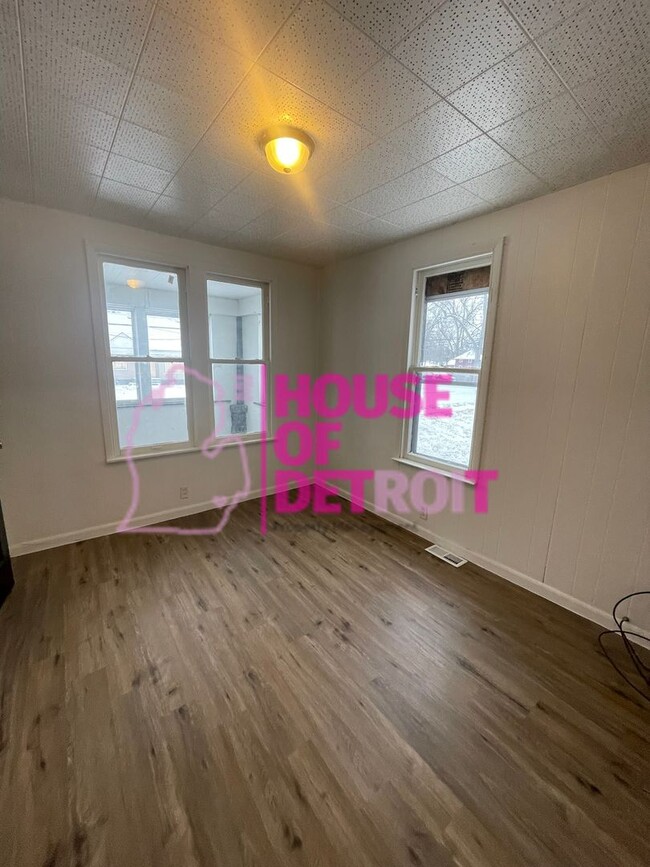 Building Photo - NEW LISTING | 3 BED | 1 BATH | FREE PRESCREEN