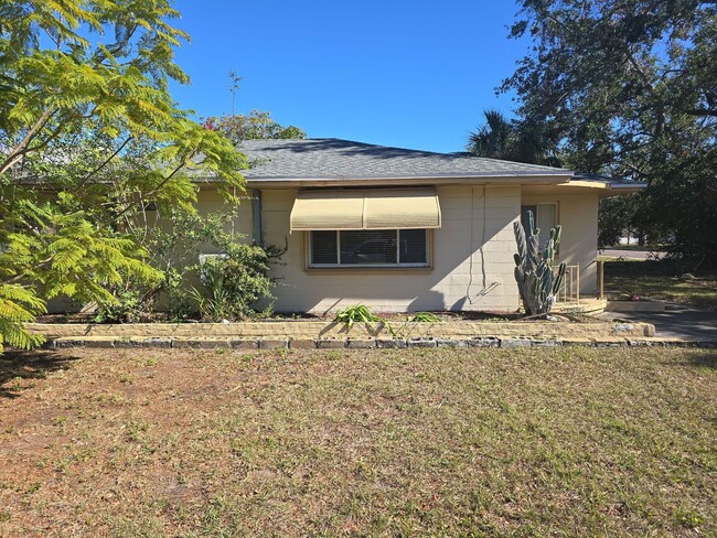 Building Photo - 2 bedroom for rent near Kenwood/St. Pete!