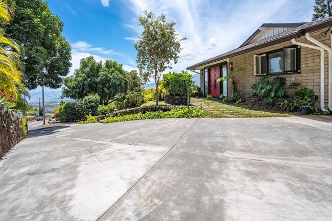 Building Photo - Beautiful Custom Built Home in Wailuku Heights, 2 Bed/3 Bath with Flex Room, Magnificent Ocean/Mo...