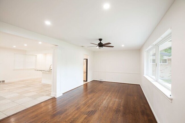 Building Photo - 10140 Shadyview Dr