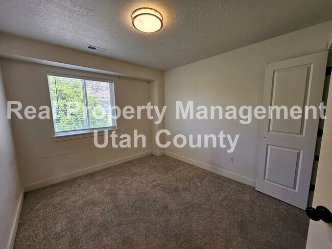Building Photo - Provo Town home
