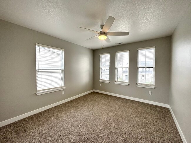 Building Photo - 1502 NE Savana Dr