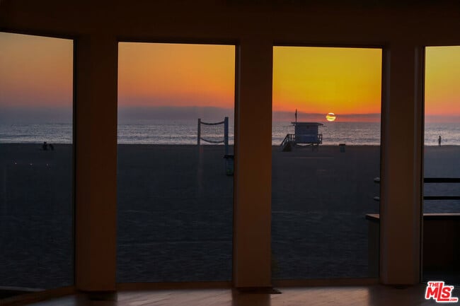 Building Photo - 3505 Ocean Front Walk