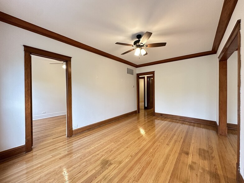Building Photo - 2121 W Irving Park Rd