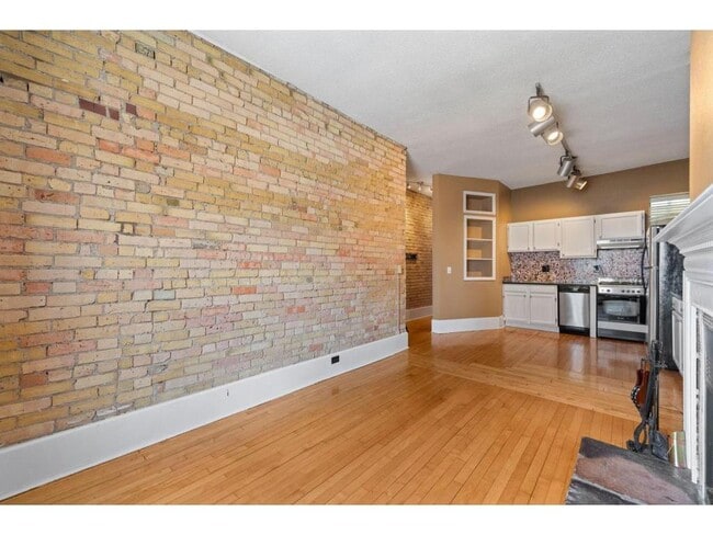 Building Photo - 609 S 9th St