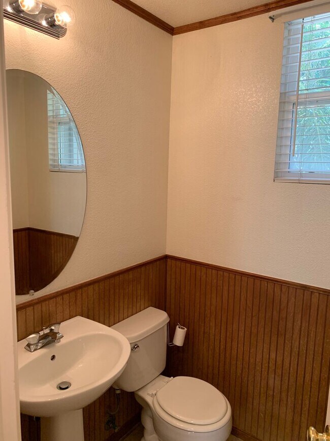 Building Photo - Beautiful 3 Bedroom, 2.5 Brentwood Home