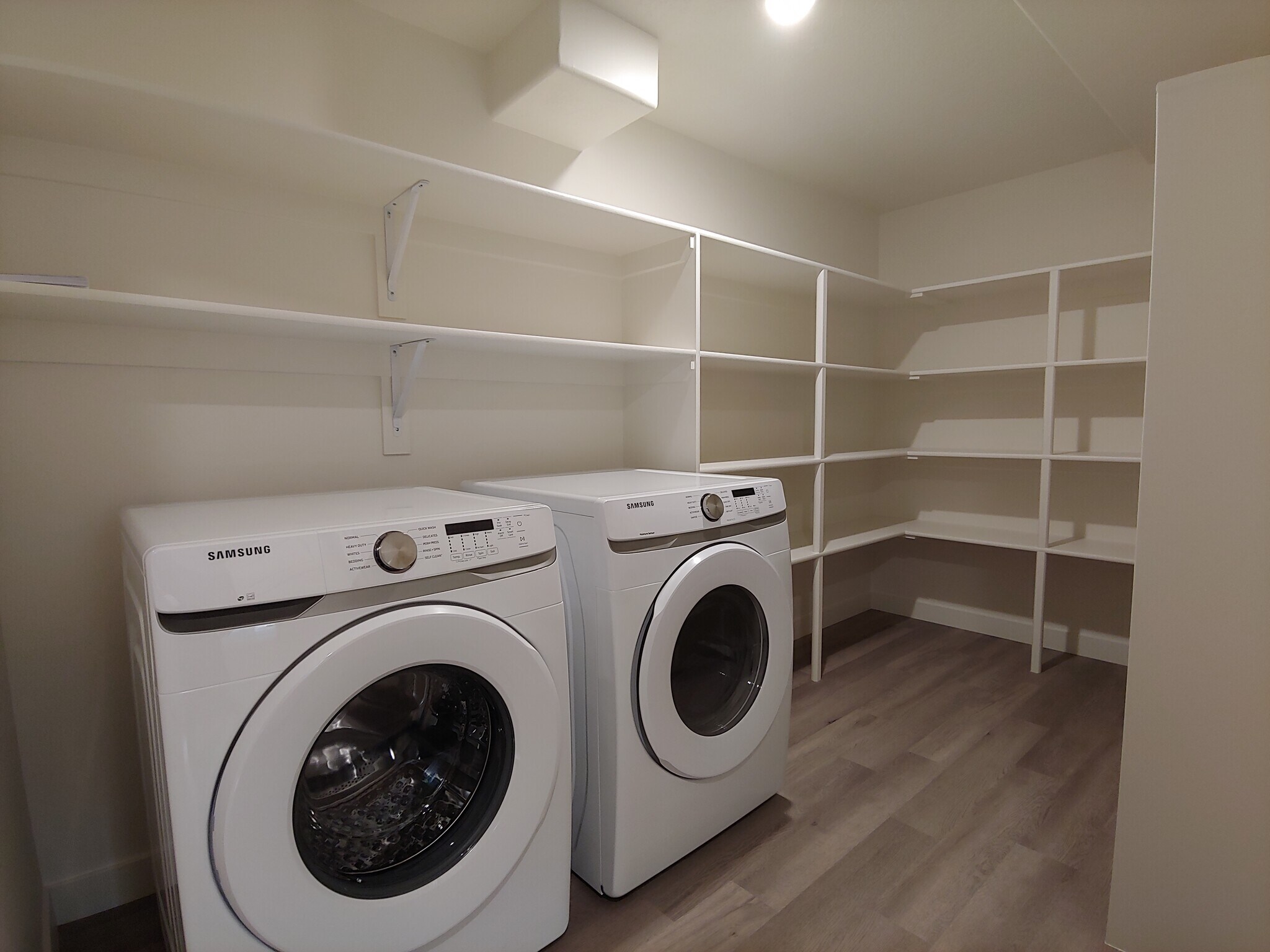 Building Photo - 591 S Emerald Ln