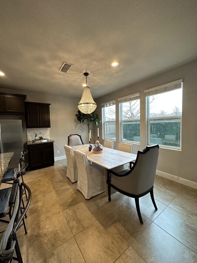 Building Photo - Gorgeous like new 4 bedroom 3 bath home located in Promontory