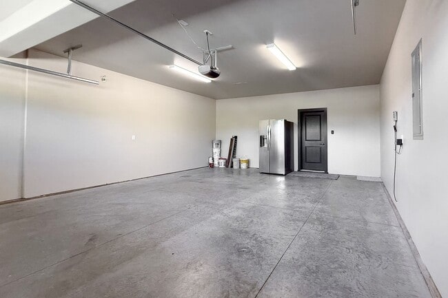 Building Photo - Beautiful 4-Bedroom House with Large Backy...