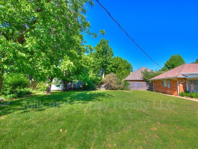 Building Photo - 3004 Kent Dr