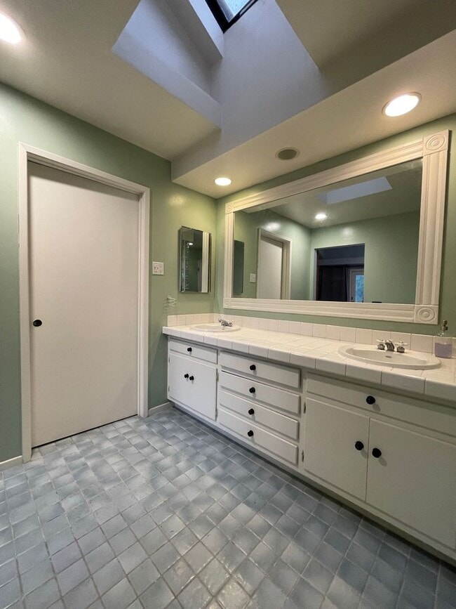Building Photo - 3 Bedroom Irvine Home - Large Master Suite...