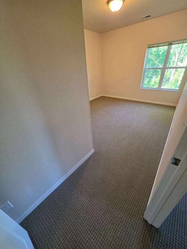 Building Photo - 2 Bedroom | 1 Bathroom 2nd Floor Apartment Available OCTOBER 1ST!