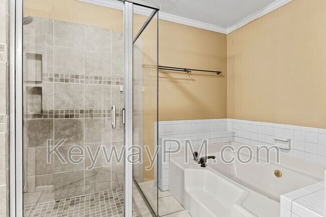 Building Photo - 15 Mulberry Ln