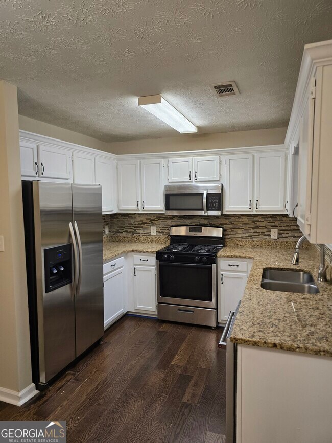 Building Photo - 2727 Manor Cove